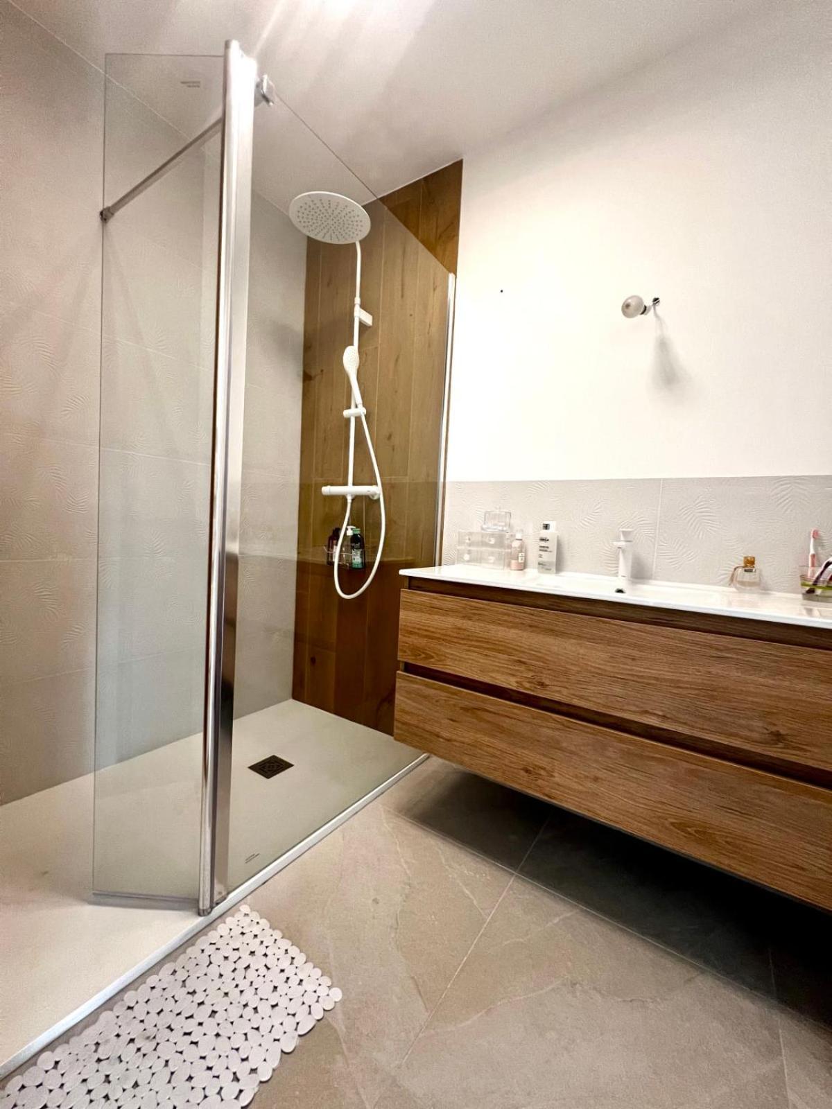 Seafront One Bedroom Apartment With A Terrasse Swimming Pool And A Parking Antibes Luaran gambar